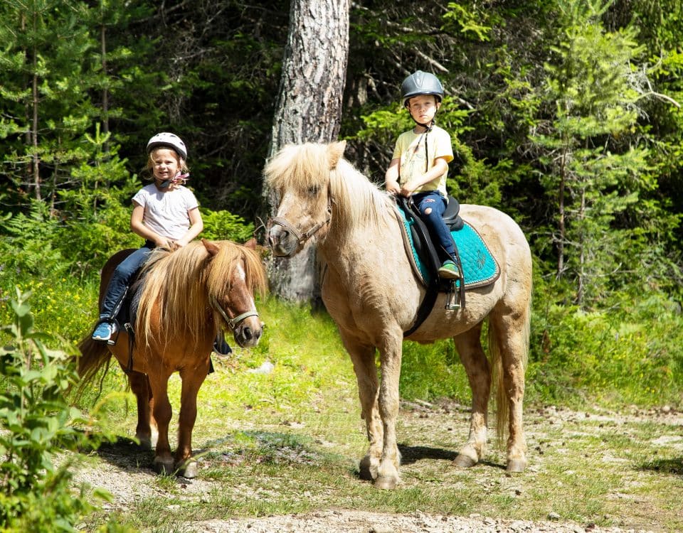 Kinder beim Ponyreiten