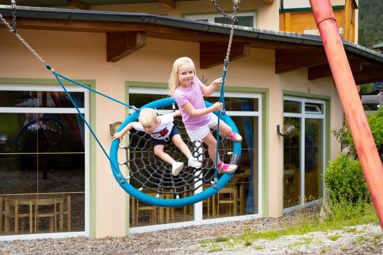Zwei Kinder Schaukeln im Familienhotel in Tirol