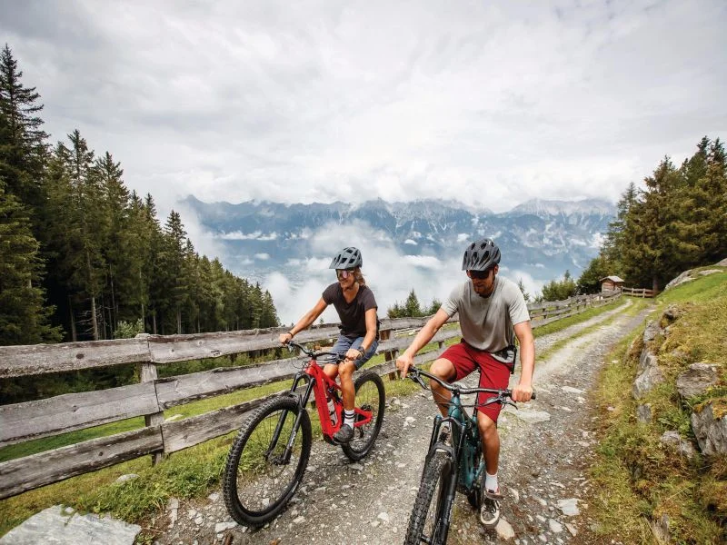 Zwei Fahrradfahrer machen eine Radtour in den Alpen